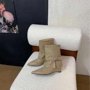 Elegante Damen Keilabsatz Stiefeletten mit spitzer Form, modischer Schuh für die Herbstsaison.