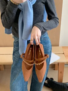 Braune spitz zulaufende Mary Jane Halbschuhe mit schickem Kettenriemen für elegante Damen.
