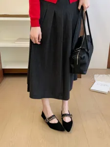 Detaillierte Ansicht eleganter französischer Retro-Mary-Jane-Flats mit feinem Metallkettenriemen.