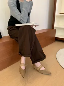 Detailaufnahme vintage spitzer Mary Jane Ballerinas in Braun mit Kette für Damen.