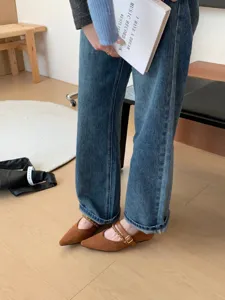 Detailaufnahme französischer Retro-Spitzschuhe Mary Jane Keilabsatz in Braun mit Kette.