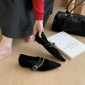 Schwarze spitze Mary Jane Ballerinas für Damen mit stylischem Kettenriemen und Design.