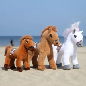 Vue détaillée de charmants chevaux en peluche avec selle, doux poneys en peluche pour déco.