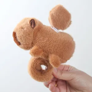 Vista dettagliata del simpatico bracciale slap in peluche marrone capibara, consistenza morbida.