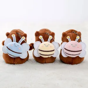 Vista dettagliata del portachiavi in peluche capybara con design carino di zaino ape.