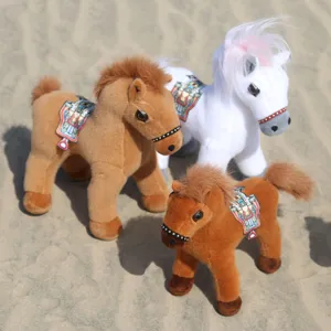 Vue détaillée de charmants chevaux en peluche avec selles colorées et tissu doux.