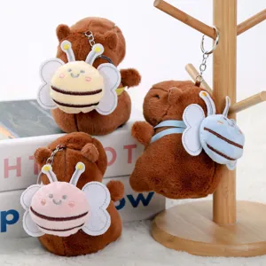 Simpatico portachiavi in peluche capibara con zainetto ape, morbido giocattolo regalo.