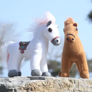 Vue détaillée de mignons chevaux en peluche en extérieur, tissu doux et belle finition.