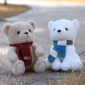 Vista dettagliata di simpatici peluche di orsacchiotti con sciarpe lavorate a maglia bambini.