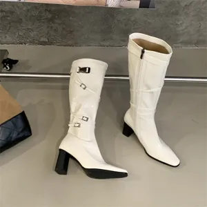 Mujer botas altas de charol blanco puntera puntiaguda tacón ancho hebilla botas de moda