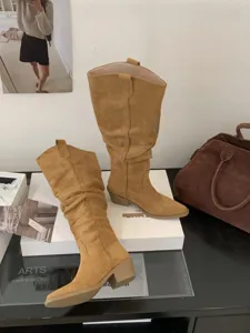 Bottes hautes plissées rétro en daim à bout pointu et talon épais pour femmes élégantes mode.