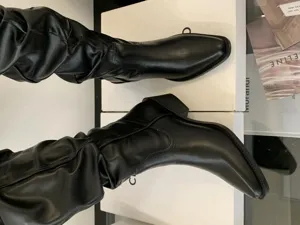 Bottes hautes plissées noires pour femmes, bout pointu talon épais style western cowboy élégant.