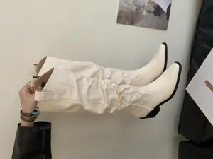 Vue détaillée de bottes western tendance pour femmes à bout pointu et talon épais.