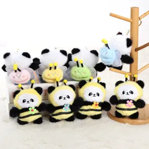 Primo piano dettagliato di simpatici portachiavi peluche panda ape con materiale soffice e fiori.
