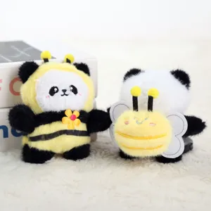 Vista dettagliata del ciondolo peluche panda ape, morbido giocattolo imbottito per borsa.