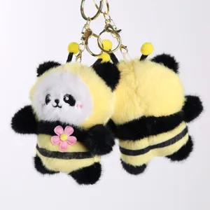 Dettaglio del portachiavi di peluche ape panda, morbido ciondolo per borsa carino e soffice.