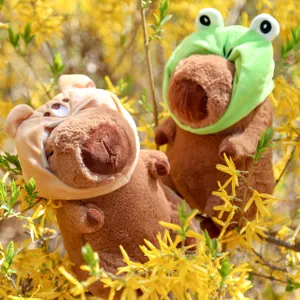 Niedliches Wasserschwein Plueschtier mit Tierhuetchen, weiche Stoffpuppe im Freien Detail.
