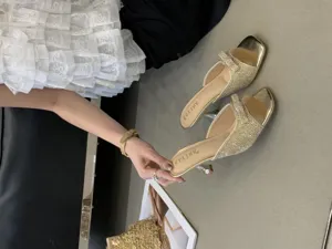 Elegante Damen Pantoletten mit niedrigerem Absatz und Strass Schleife in Gold Sommer
