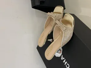 Luxus Strass Schleife Low Heel Pantoletten Detail, elegante goldene Damen Sommersandalen.