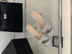 Silberne Strass-Schleife niedrige Absatz Pantoletten Detailansicht, offene Zehen Sommerschuhe.