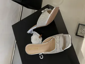 Silberne Strass Schleife niedrige Absatz Pantoletten Damenschuhe Detailansicht elegant.
