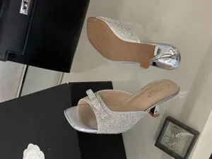 Silberne Strass Schleife Kitten Heel Pantoletten Detailansicht, elegante Sommerschuhe.