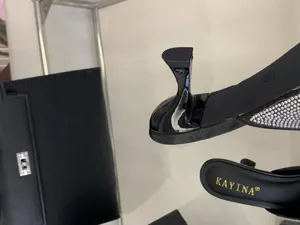 Detailaufnahme 2026 Sommer Damen Pantoletten mit niedrigerem Absatz und Strass, schwarz.