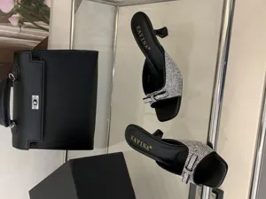 Damen Pantoletten niedriger Absatz Sommer Zehentrenner Strass Schleife elegante Schuhe schwarz