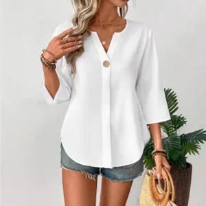 Nahaufnahme des weißen Damen Sommer V-Ausschnitt Tunika Tops mit Knopf und Jeansshorts.
