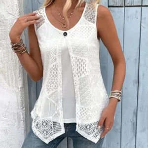 Nahaufnahme Detail des weißen Damen Spitze Patchwork Sommer Top mit Knopf Träger.