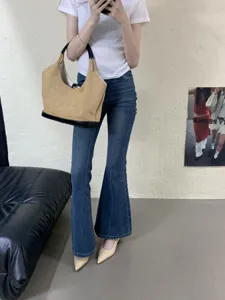 Vue détaillée de chaussures plates élégantes à bout pointu associées à une tenue chic.