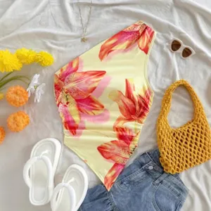 Detailansicht Damen Sommer Blumen einseitige Schulter Top, gelbes Print modisches Shirt.