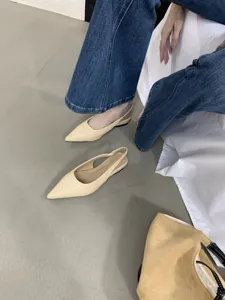 Chaussures plates slingback pointues beiges pour femmes, chaussures décontractées texturées.