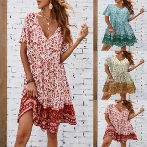 Plus Size Sommerkleid mit Blumenmuster, V-Ausschnitt und kurzen Ärmeln in verschiedenen Farben.