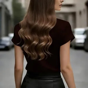 Vista posteriore dettagliata di un top chic a maniche corte con capelli ondulati castani.