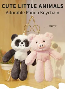 Detalle de llavero de peluche de panda y cerdo lindo, colgante de peluche suave.