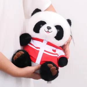 Süßes Simulations-Panda-Plüschtier mit roter Sportjacke, Detailansicht als Geschenk für Kinder.