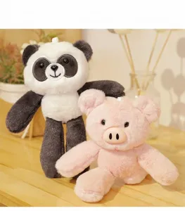 Vista detallada de simpáticos llaveros de peluche de panda y cerdo para sus bolsos.