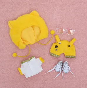 Set dettagliato di vestiti per bambole in cotone con cappello da gatto, salopette e scarpe.