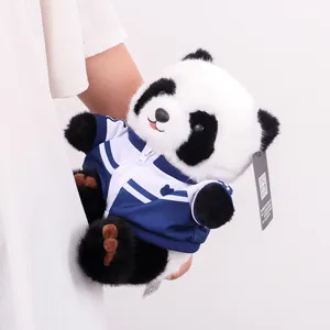 Süßes Panda Plüschtier in blau-weißer Sportjacke, weiches Stofftier als Geschenk für Kinder.