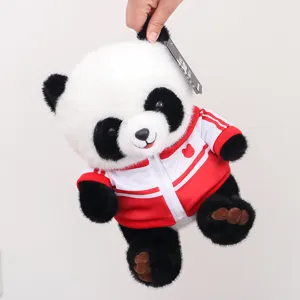 Süßes Panda Plüschtier in rot-weißer Sportjacke, weiches Stofftier Geschenk Detailansicht