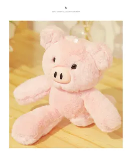 Detalle de juguete peluche cerdo rosa con tejido suave y diseño tierno para niños.