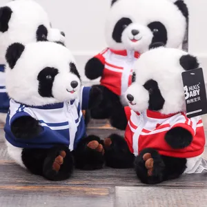 Süßes Campus Panda Plüschtier in Sportkleidung, weiche Simulationspuppe für Abschluss oder Geschenk.