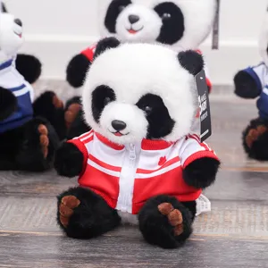 Niedliches Panda Plueschtier Detailansicht, rote Sportjacke, weiches Kuscheltier Geschenk.