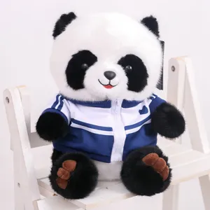 Süßes Campus Panda Plüschtier mit blauer Sportjacke, weiche Stofftier Puppe als Geschenk.