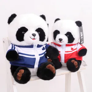 Niedliche Campus Panda Plüschtiere mit Trainingsanzug, weiche Kuscheltiere Detail.