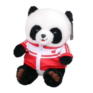 Simpatico peluche di panda con giacca sportiva rosso-bianca, morbido animale di peluche.