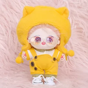 Morbida bambola di peluche di cotone con felpa con cappuccio, salopette e occhiali per gioco.