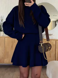 Detailansicht des dunkelblauen Langarm-Pullover- und Rock-Sets für Damen im Herbst.