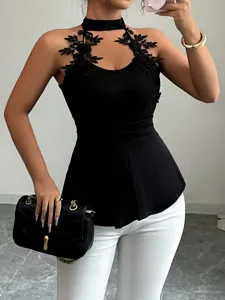 Elegante top negro sin mangas con delicado bordado de encaje y cintura con volantes peplum.